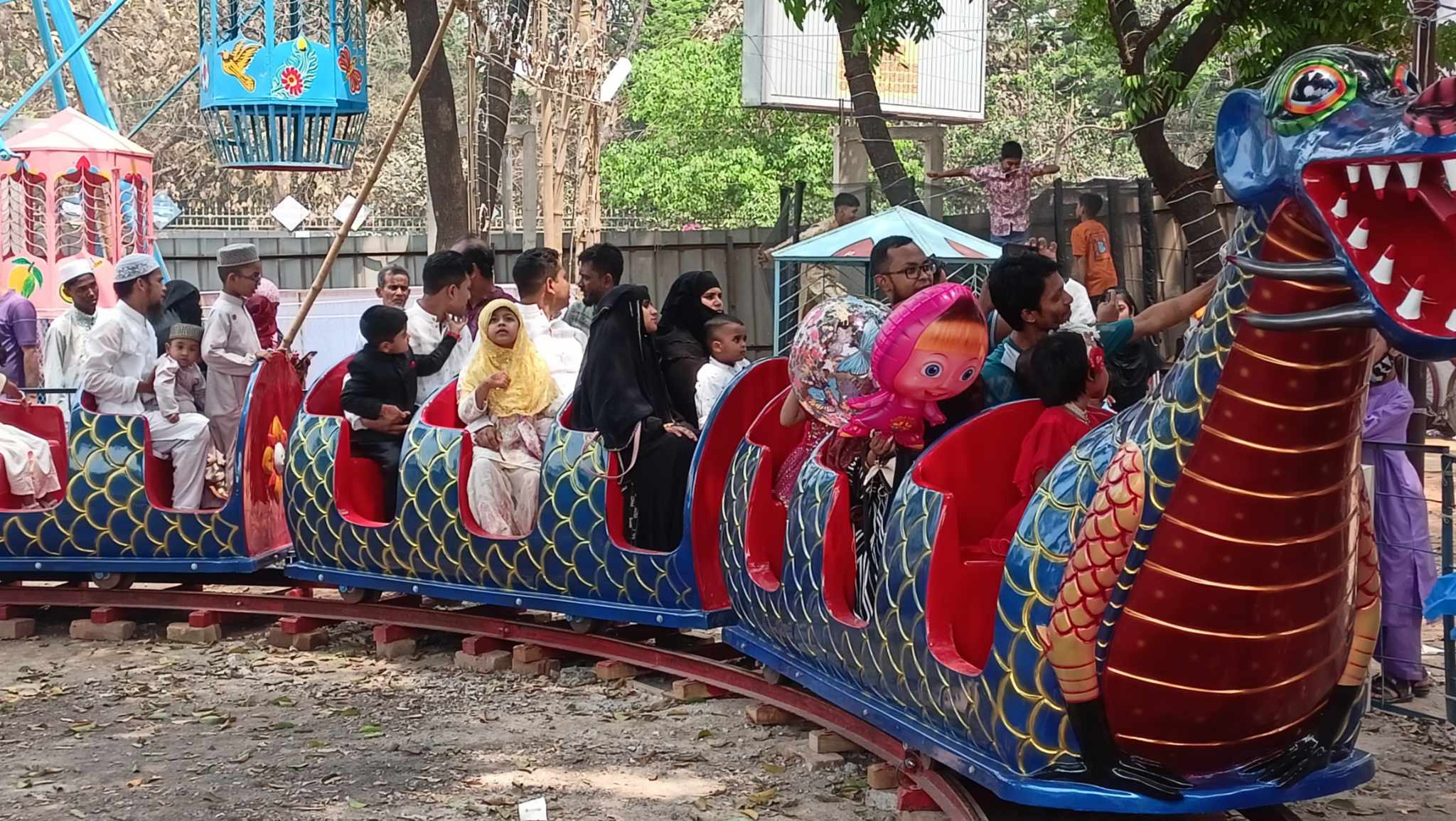রাজধানীর পার্কগুলোতে আনন্দে মেতেছে শিশু-কিশোররা